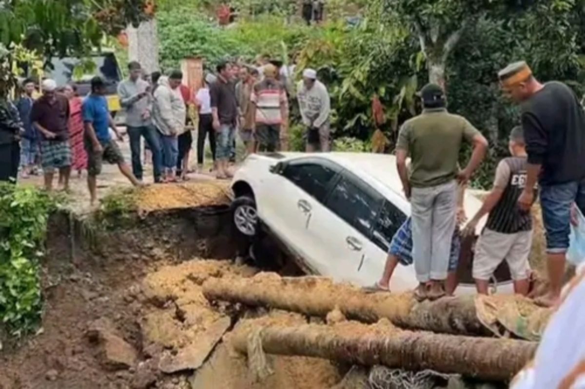 Jembatan Darurat di Bulukumba Ambruk, Mobil Terperosok dan Akses Warga Lumpuh