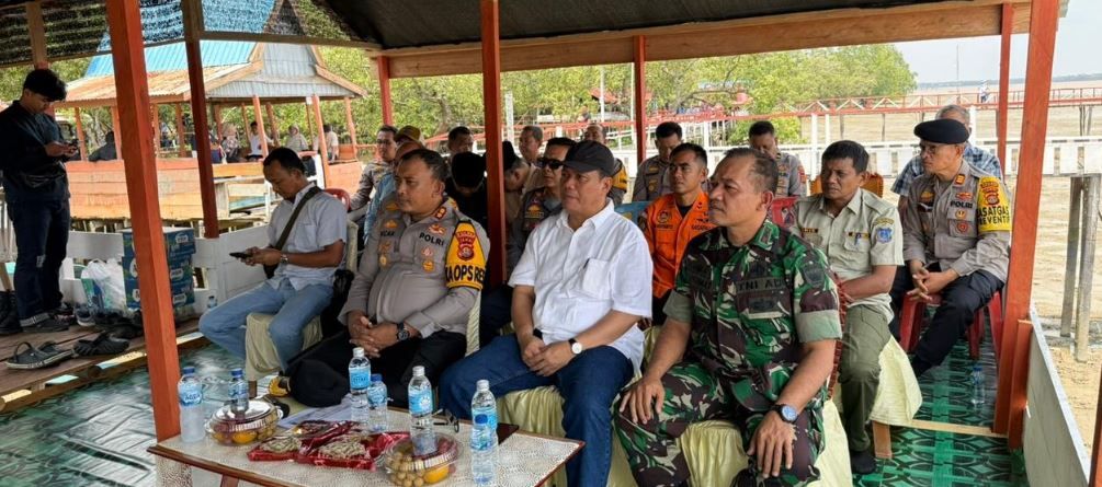 Sambil Pantau Keramaian Wisata Mangrove, Kapolres Tanjab Barat Pastikan Keamanan Ops Ketupat 2026 Tetap Kondusi
