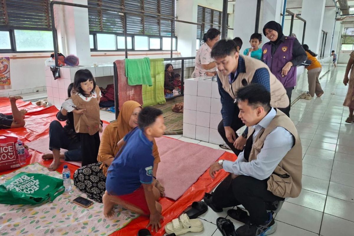 Gandeng Polda Metro Jaya, Mahasiswa UNAIR Fokus Pulihkan Mental Korban Banjir di Cilincing
