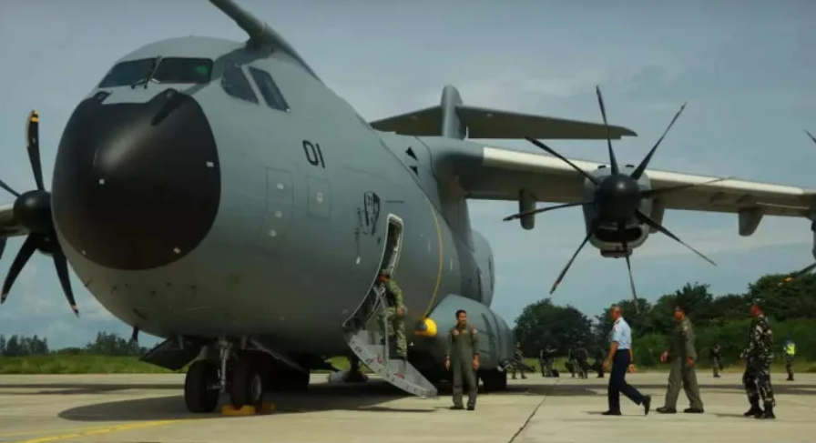 Pesawat TNI AU A-400M Mendarat Perdana di Timika, Perkuat Operasi Udara Timur