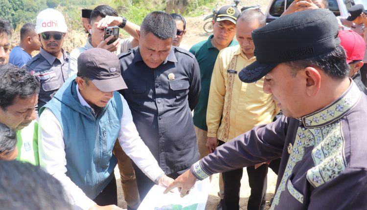 Wabup Aceh Tengah Tinjau Jalan Amblas, Warga Minta Ganti Rugi Lahan