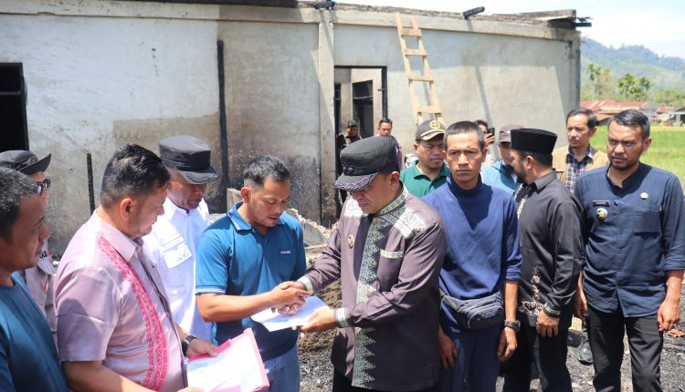 Kebakaran di Celala, Wabup Aceh Tengah Serahkan Bantuan dan Dokumen Korban