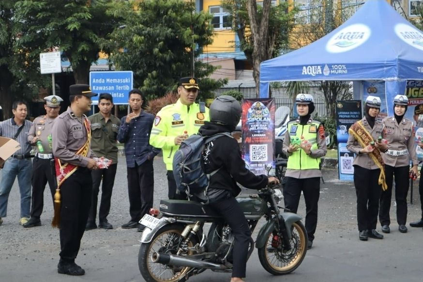Langkah Bijak Polres Pekalongan Sapa Masyarakat dan Bagikan Minuman Gratis Pada Pemudik