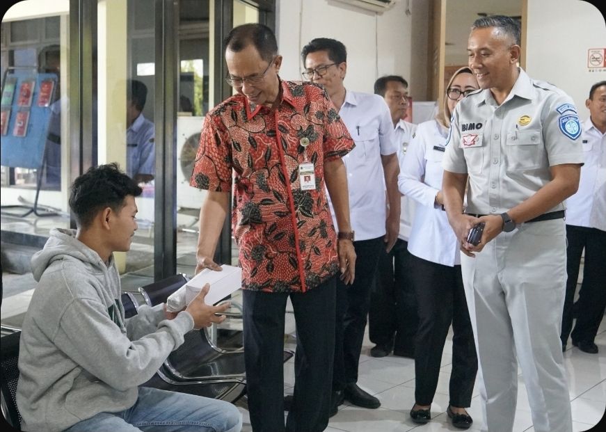 Tetap Buka Saat Lebaran, Samsat Semarang I Layani Masyarakat yang Hendak Membayar Pajak