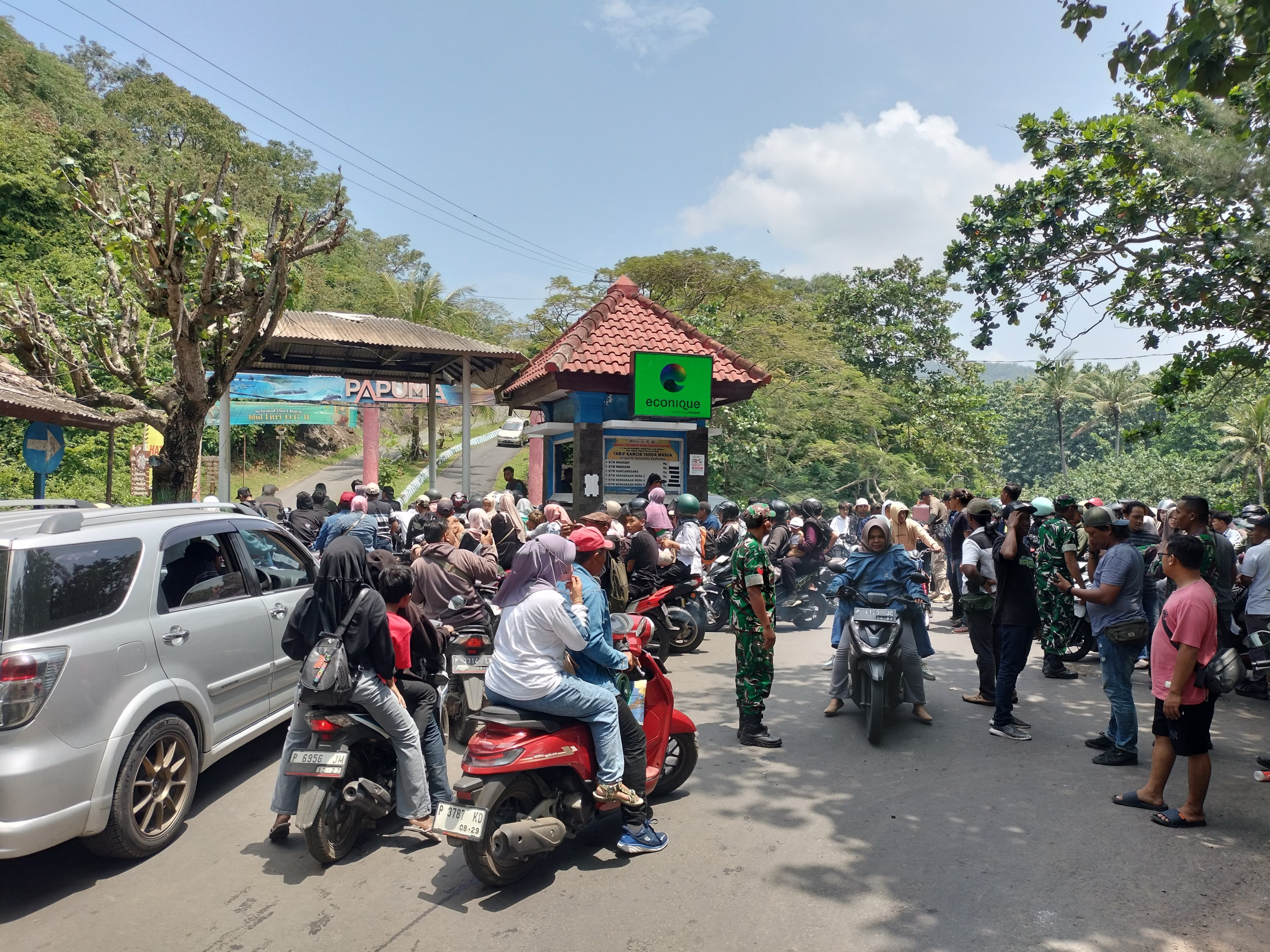 Lebaran Ketupat Pantai Papuma Diserbu 8.800 Pengunjung, Ambulans Beberapa Kali Evakuasi Korban
