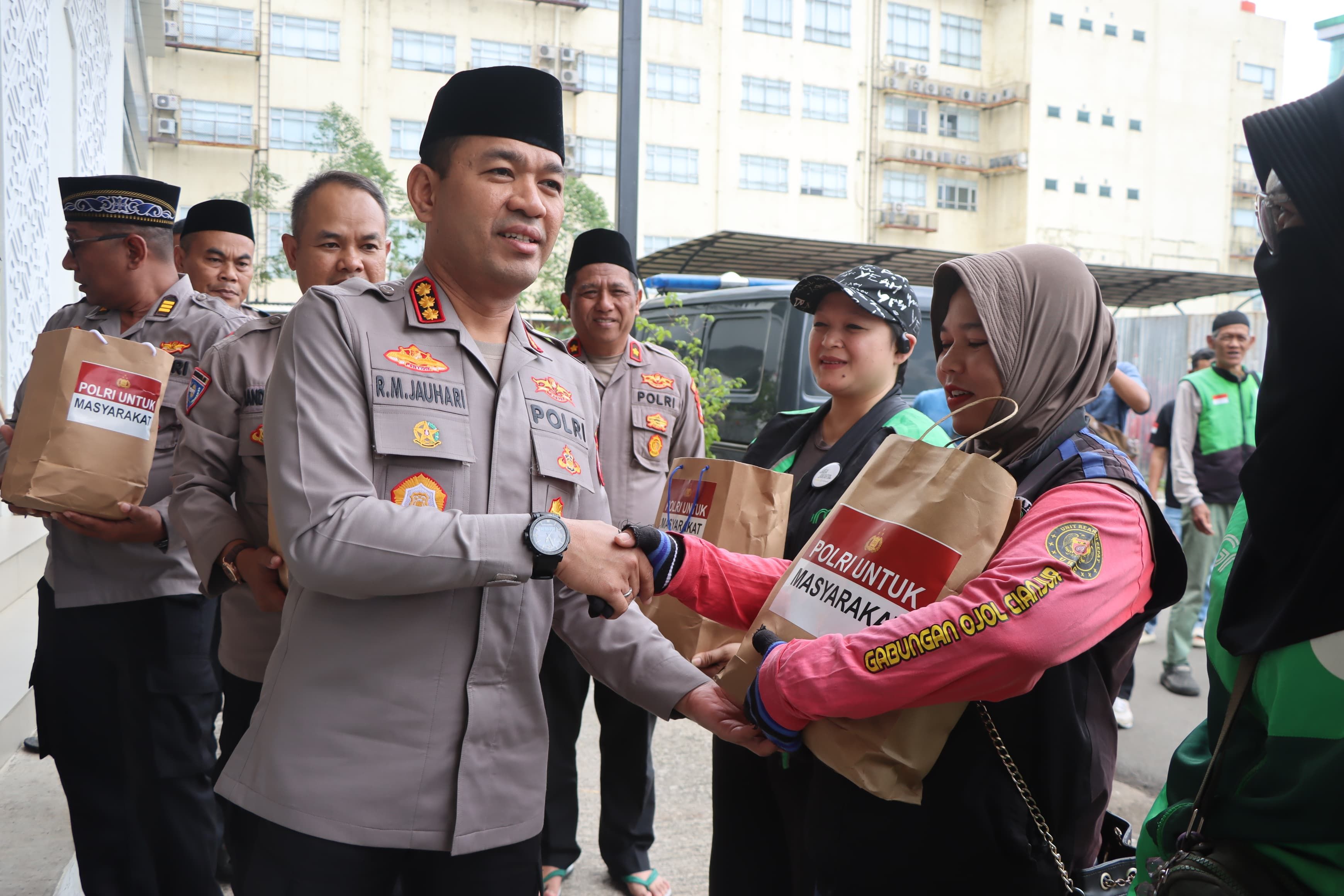 Dengarkan Keluhan di Lapangan, Kapolres Bagikan. Sembako ke Ojol