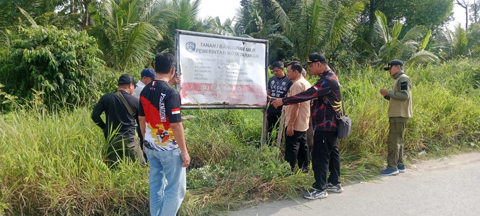 Trantib Tarakan Utara Perbaiki Plang Aset Pemkot yang Rusak di Juata Permai