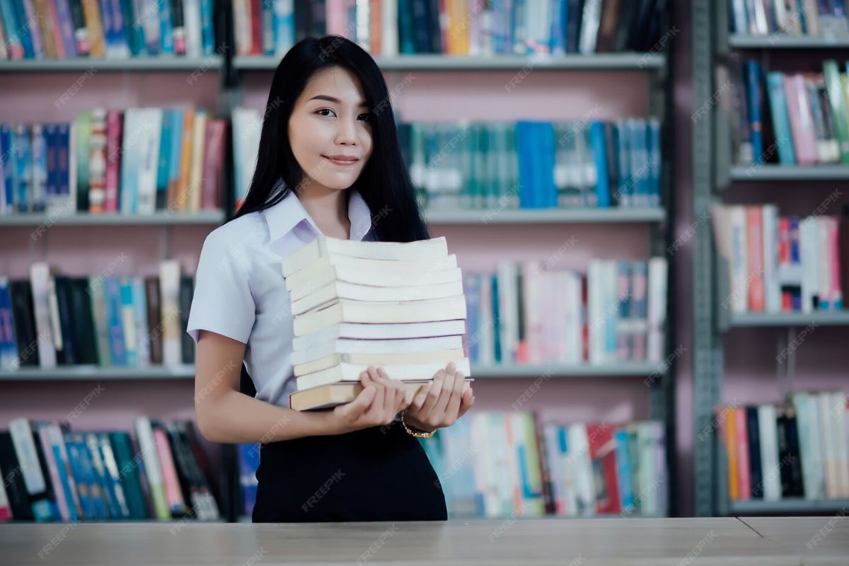 Bukan Cuma Pustakawan, Ini 5 Prospek Kerja Lulusan Ilmu Perpustakaan dengan Gaji Menjanjikan