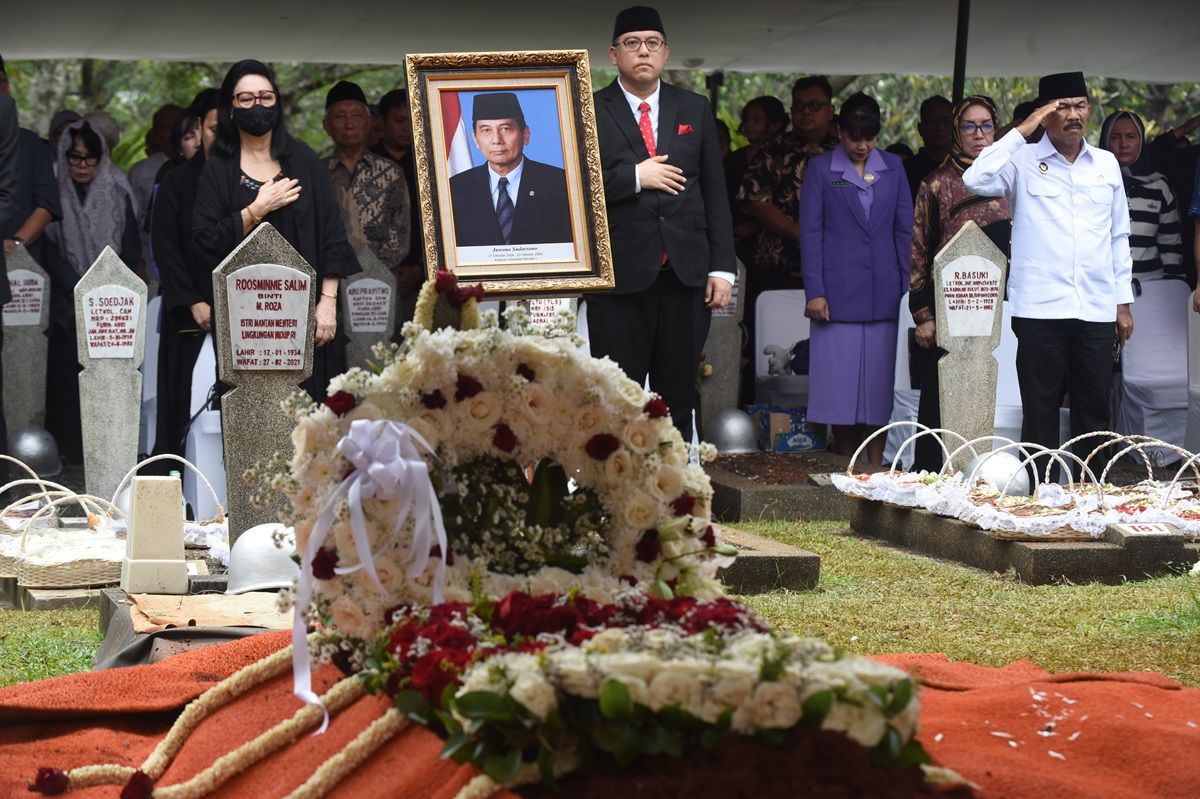 Diiringi Tembakan Salvo, Juwono Sudarsono Dimakamkan Secara Militer di TMP Kalibata