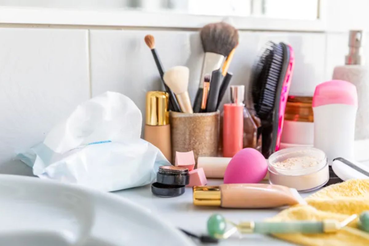 7 Produk Kecantikan yang Enggak Boleh Disimpan di Kamar Mandi, Bisa Cepat Rusak!