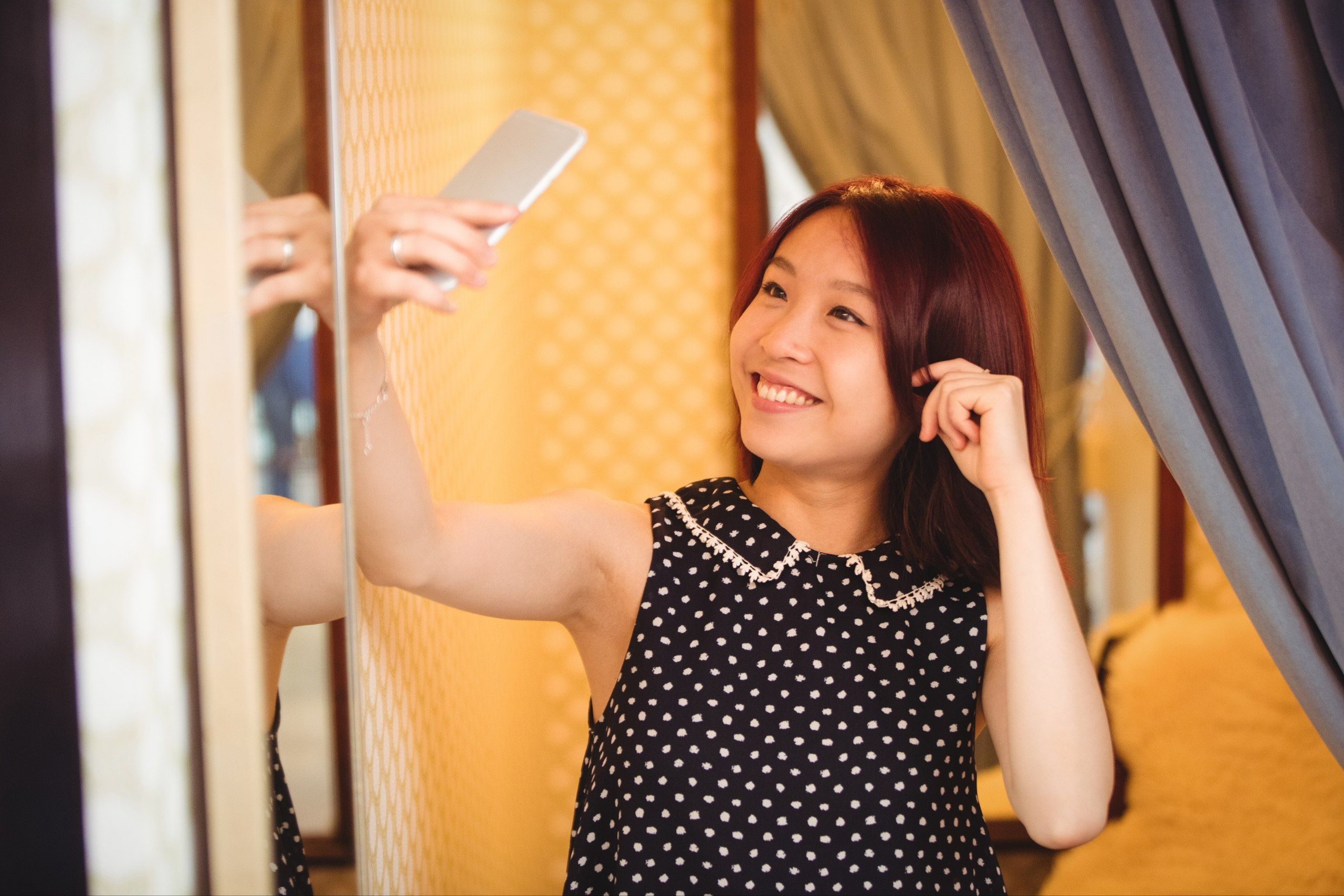 40 Caption Mirror Selfie Bahasa Inggris Singkat dan Artinya