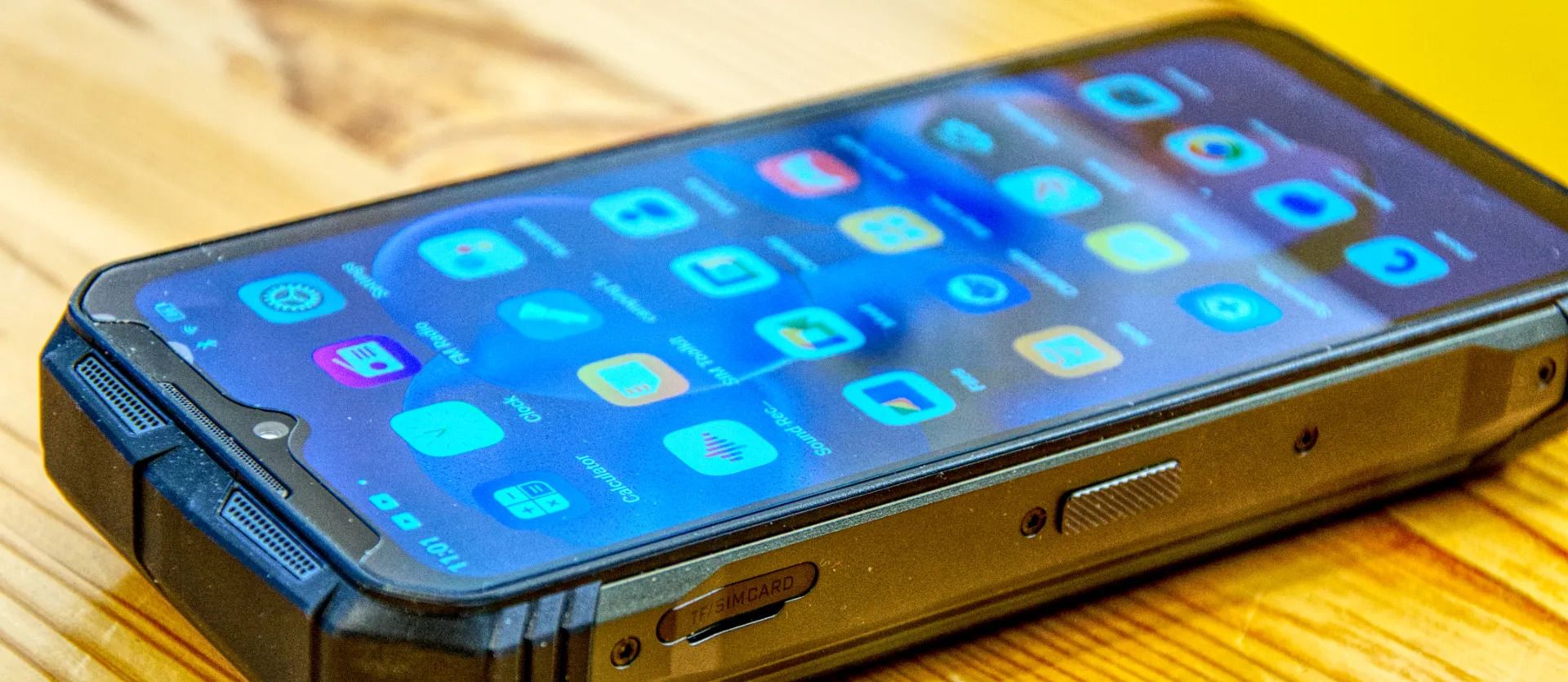 Bukan iPhone atau Samsung, Inilah Deretan HP Terberat di Dunia yang Baterainya Tahan 3 Bulan!