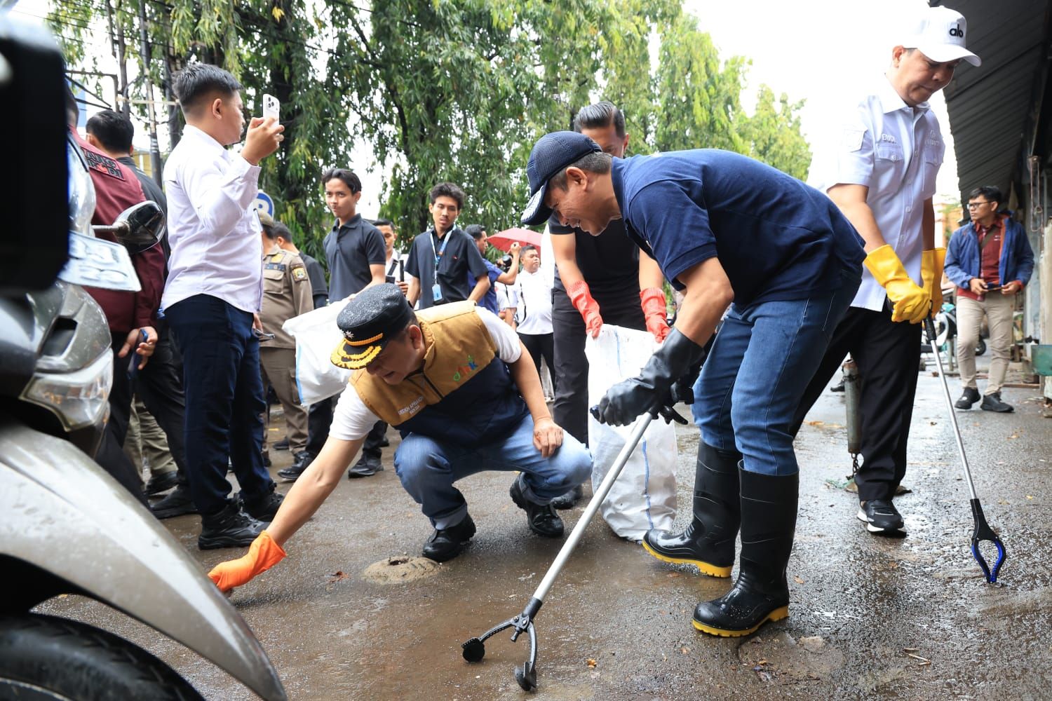 Sekda Provinsi Banten Bersama Menteri LH Bersih-bersih Sampah Dikota Serang