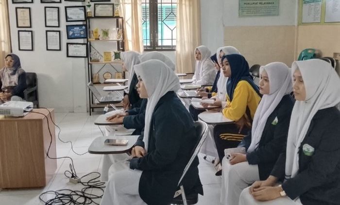 Belajar Langsung di Masyarakat, Mahasiswa Praktik di Puskesmas Darul Kamal