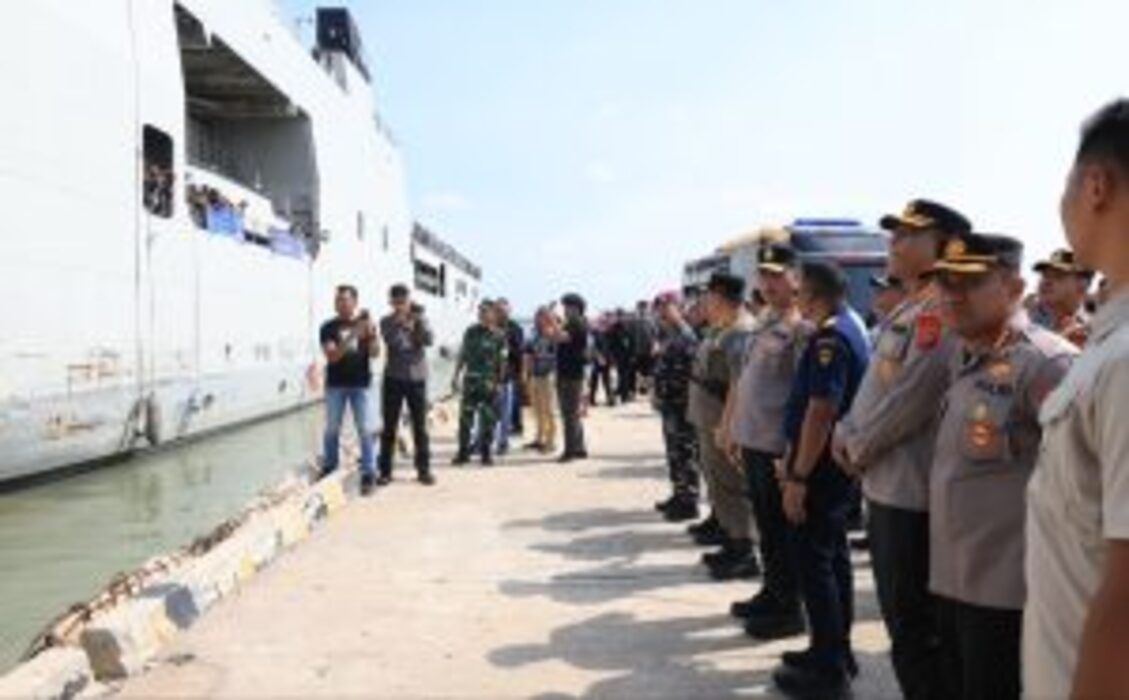 Kapolda Babel Bersama Forkopimda Lepas Keberangkatan Arus Balik di Pelabuhan Tanjung Gudang Belinyu