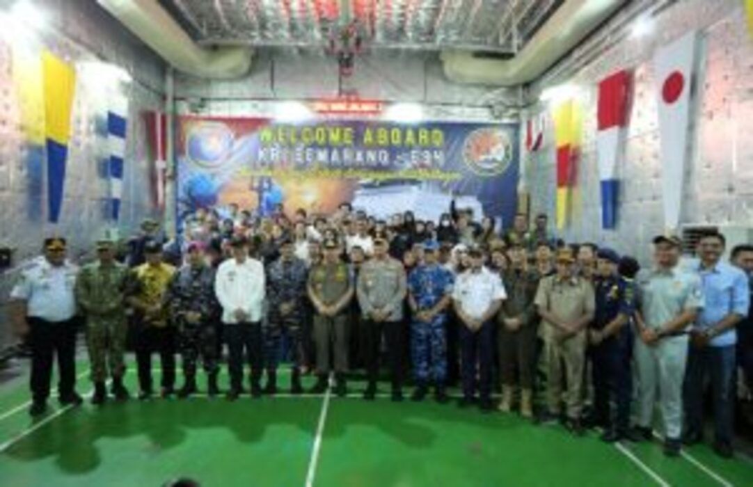 Kapolda Babel Pantau Pelepasan Pemudik via KRI Semarang di Belitung