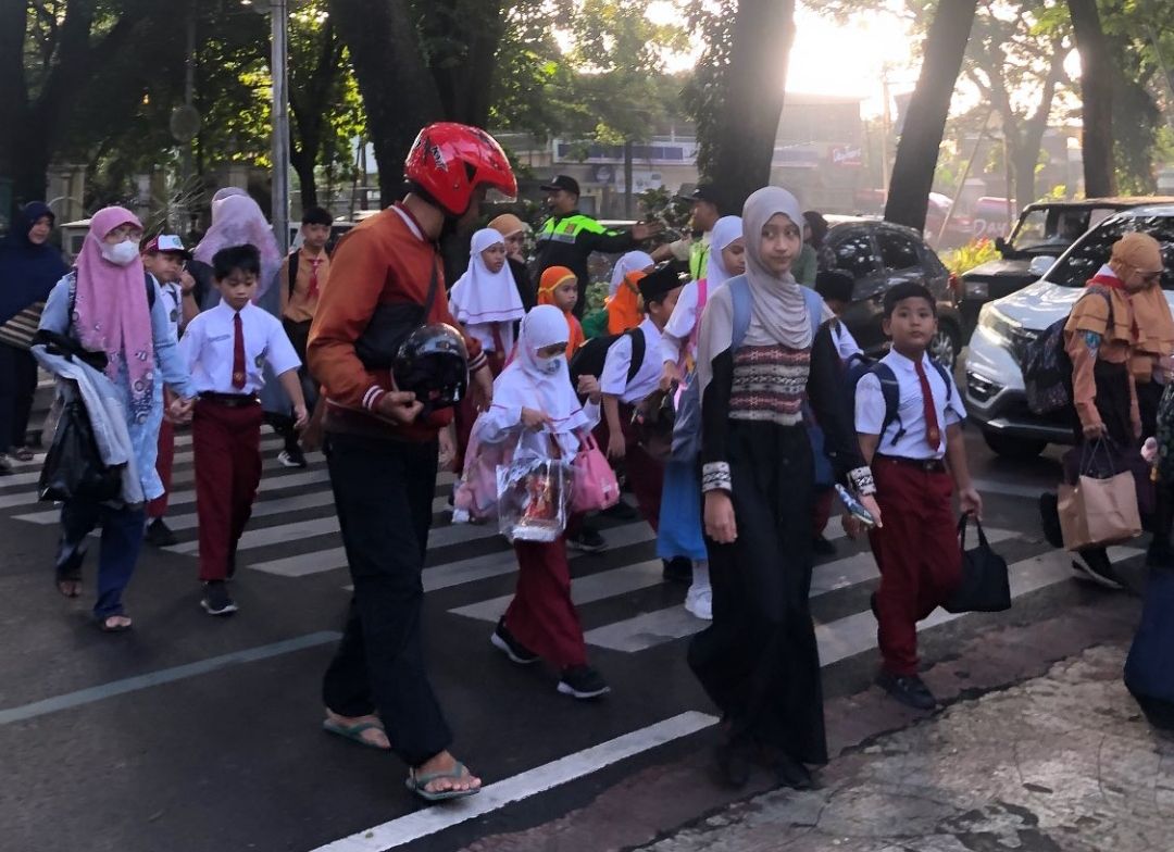 Hari Pertama Sekolah Usai Lebaran di Malang Disambut Tawa dan Semangat Baru