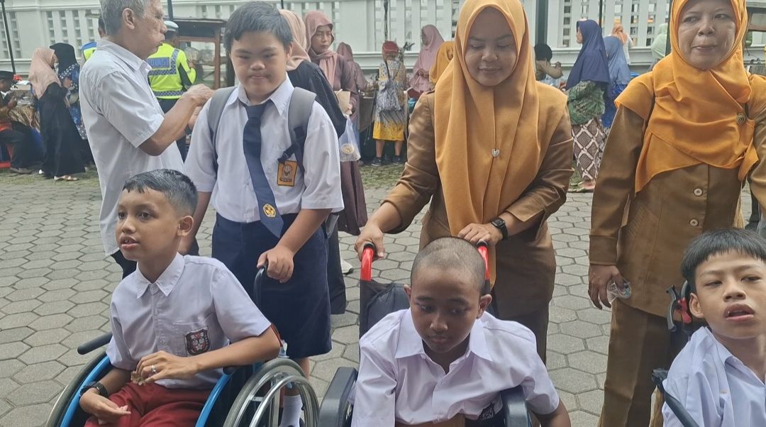 Anak-Anak SLB Antusias Bertemu Sultan dan Paku Alam Saat Silaturahmi Idulfitri di Bangsal Kepatihan Hari Ini : Bapaknya Ramah
