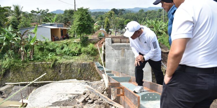 Bupati Kuningan Tinjau Proyek Jembatan Cipedak Usai Diterjang Banjir