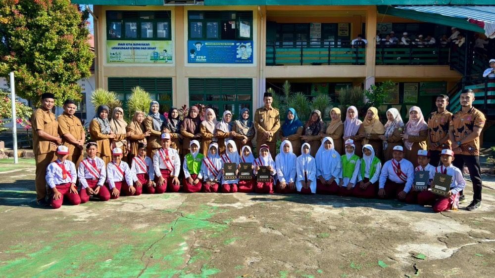 Hari Pertama Sekolah, Camat Kuta Baro Tekankan Akhlak dan Adab Siswa