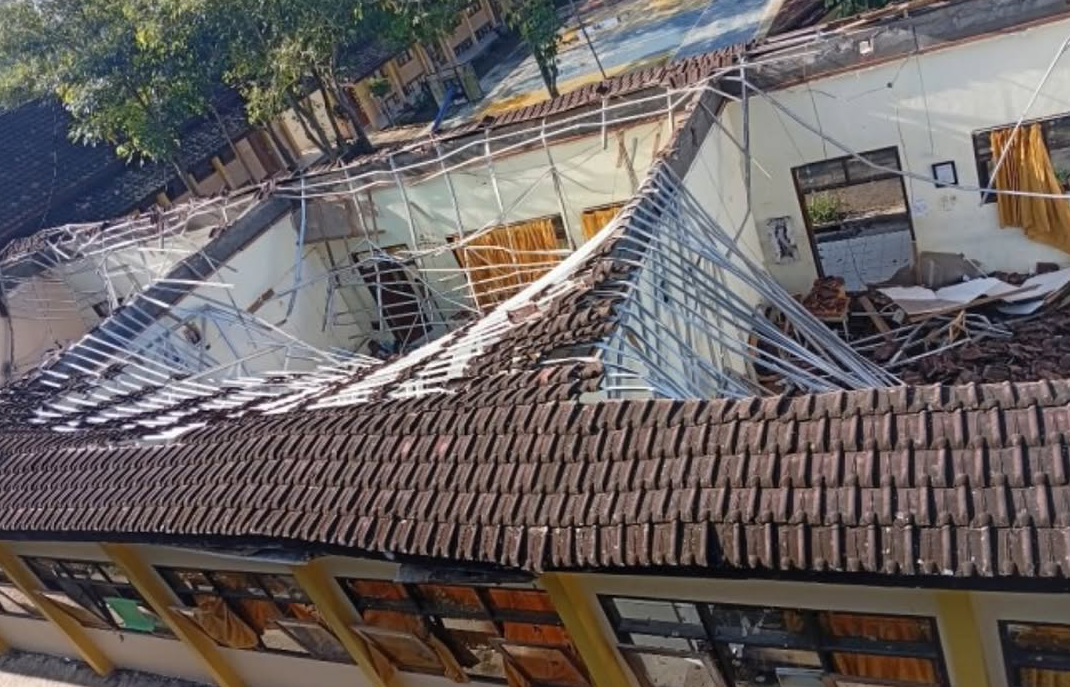 Atap Ambruk di SMKN 1 Ampelgading, Sekolah Tetap Jalan, Siswa Dialihkan ke Ruang Aman