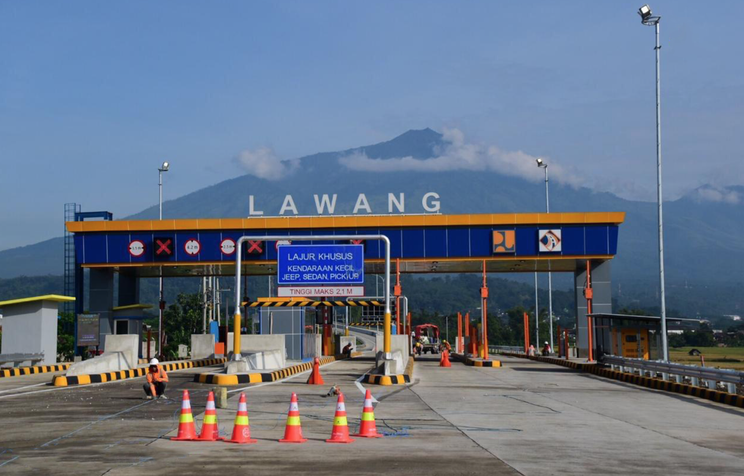Lewat Tol Lawan, Kamu Akan Lihat Gunung dari Sudut yang Tak Biasa