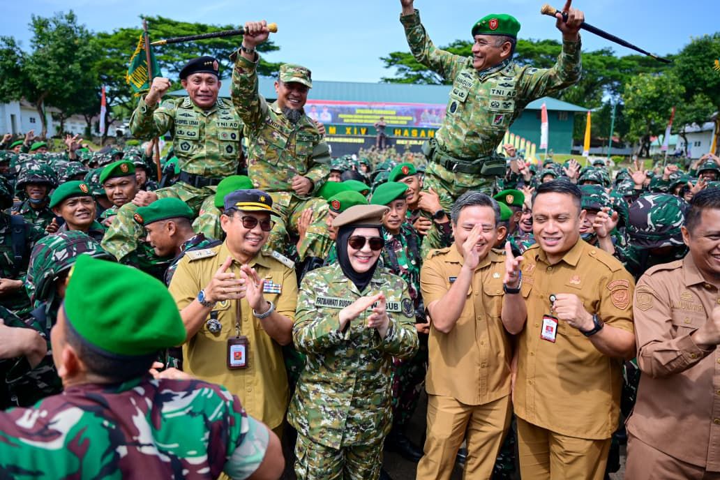 Momen Hangat di Latsarmil Komcad ASN, Wagub Sulsel Masuk Barisan Yel-yel Bersama Peserta