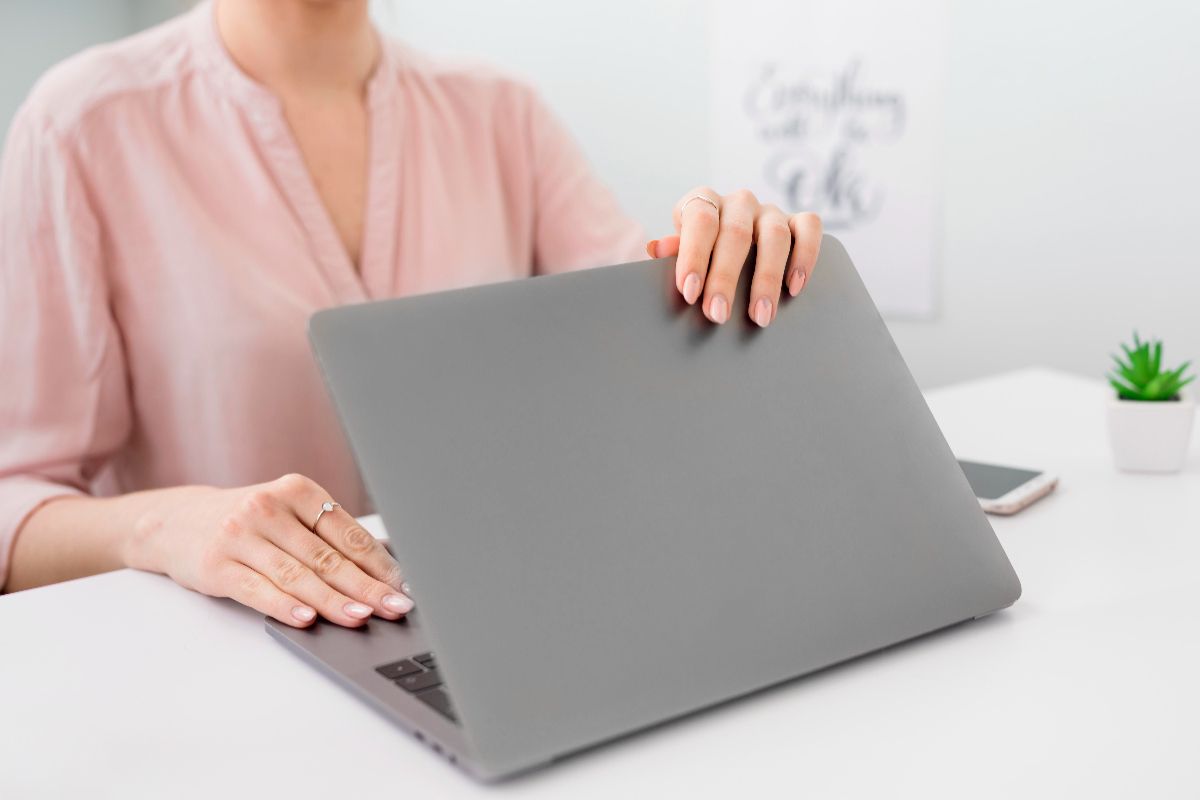 MacBook Nyetrum saat di-Charge? Ini Penyebab dan Cara Mengatasinya