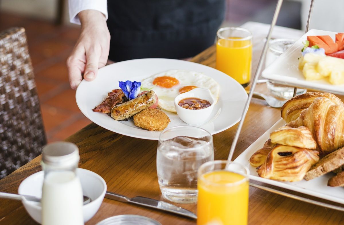 Boleh Gak Sih Bungkus Makanan Sarapan Hotel? Simak Aturan Hospitality yang Wajib Kamu Tahu!