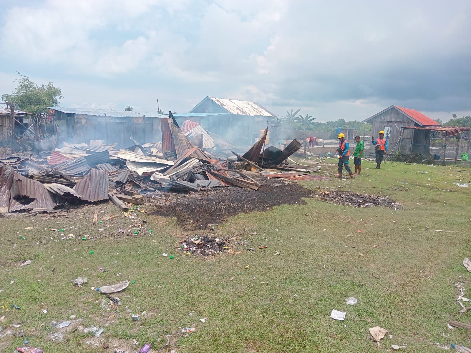 Api dari Dapur Hanguskan Dua Rumah di Pantai Amal, Pasutri Terluka