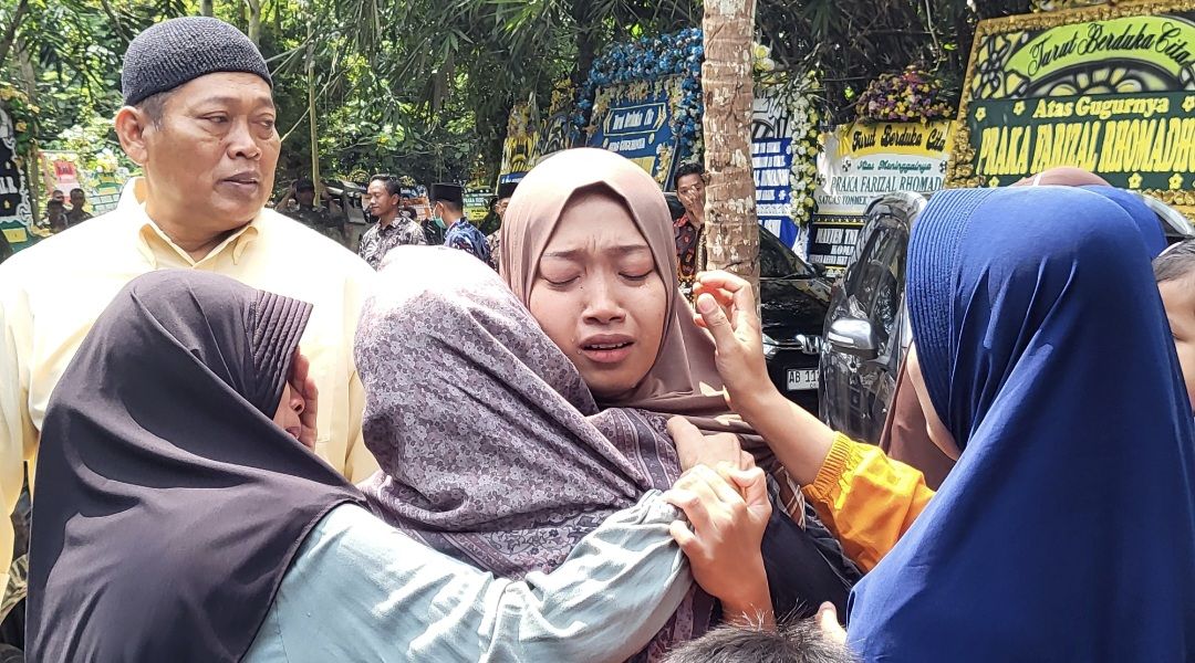 Dari Aceh, Istri dan Anak Praka Farizal disambut Ibu Almarhum di Rumah Duka Kulon Progo, Keduanya Tak Kuasa Tahan Nangis Hingga Sempat Pingsan