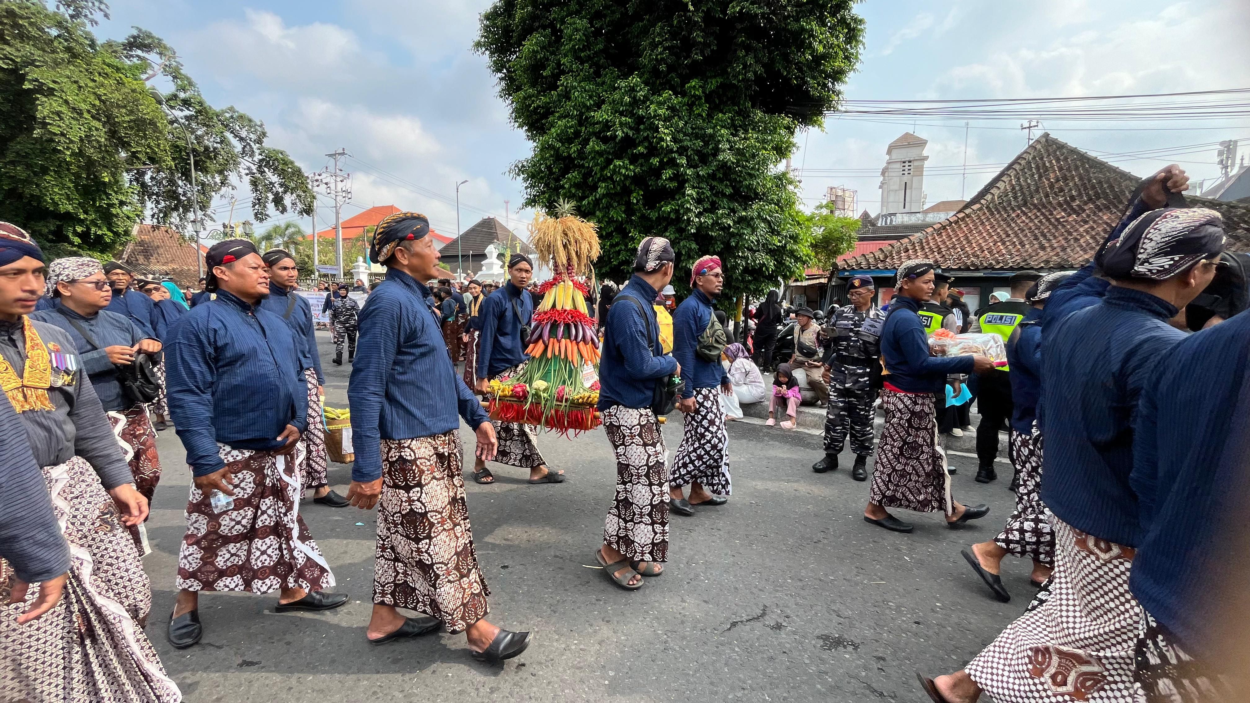Tumpah Ruah Warga dan Turis Asing disepanjang Titik Nol Jogja, Saksikan Kirab Budaya Hasil Bumi Pada HUT ke-80 Sri Sultan HB X