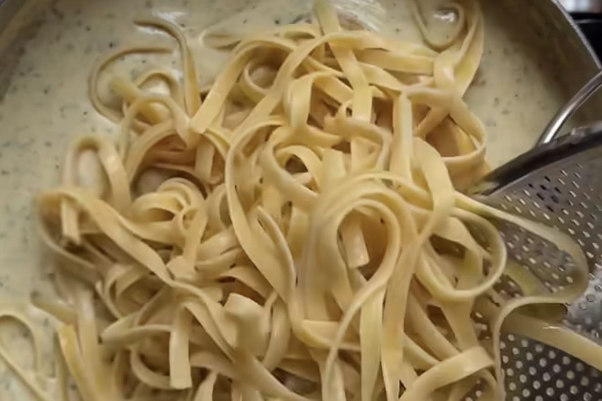 Gak Perlu ke Restoran! Ini Resep Fettuccine Alfredo Paling Creamy dan Bikin Nagih