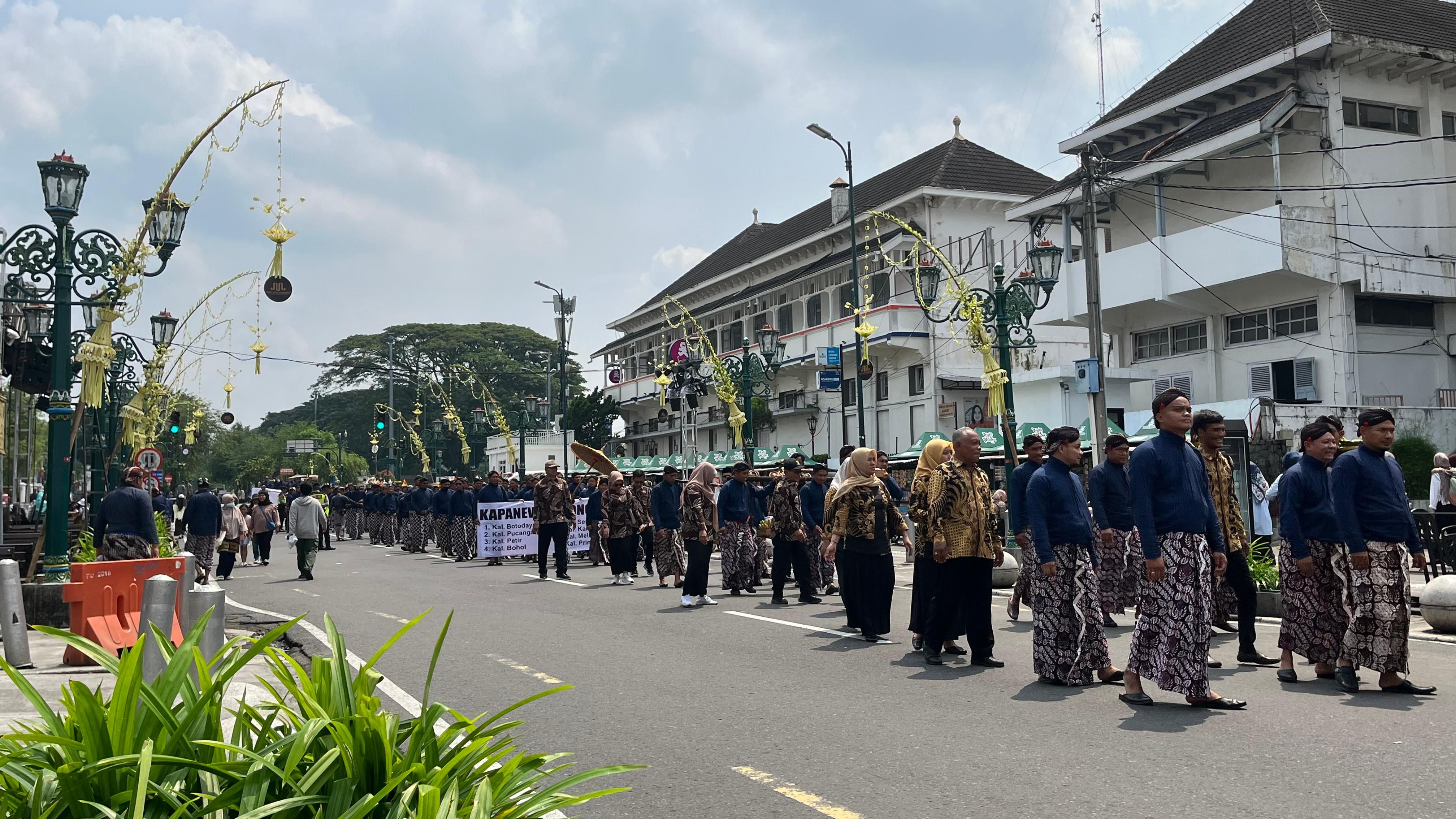 Ribuan Porsi Nasi Angkringan Gratis Meriahkan Kirab Budaya Perayaan 80 Tahun Sri Sultan HB X di Malioboro