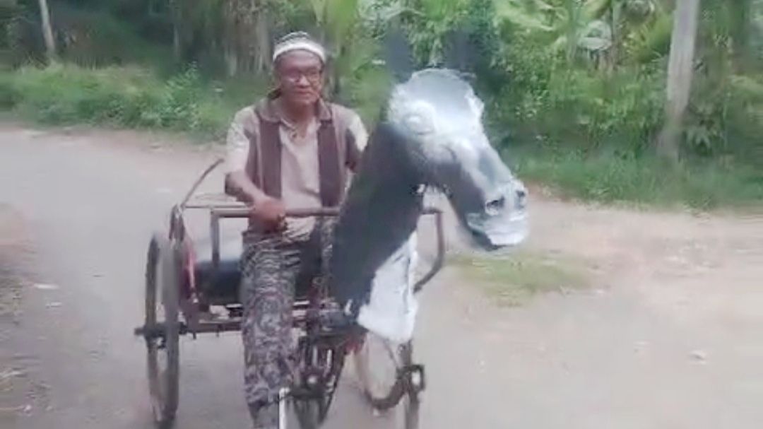 Kreatif! Bapak Ini Bikin Kuda Mekanis dari Besi