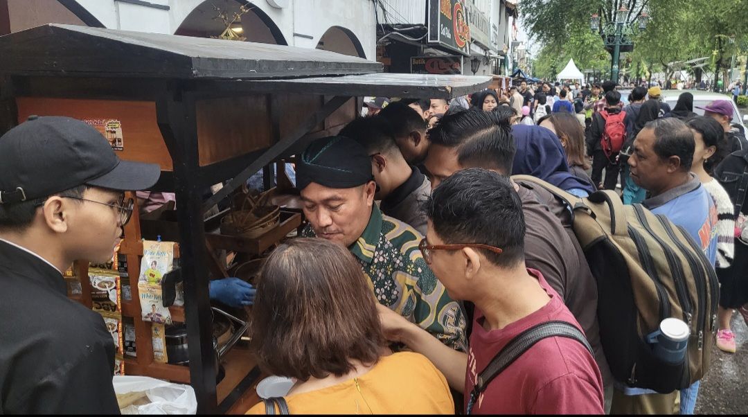 Baru dibuka Meriahkan Acara Ulang Tahun Sultan HB X Ke-80 , 16 Ribu Porsi Angkringan Gratis di Malioboro Ludes Sekejap