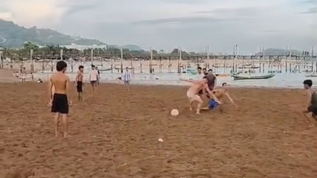Pelatih Timnas John Herdman Kedapatan Asyik Main Bola Bertelanjang Dada dengan Sejumlah Pemuda di Pantai