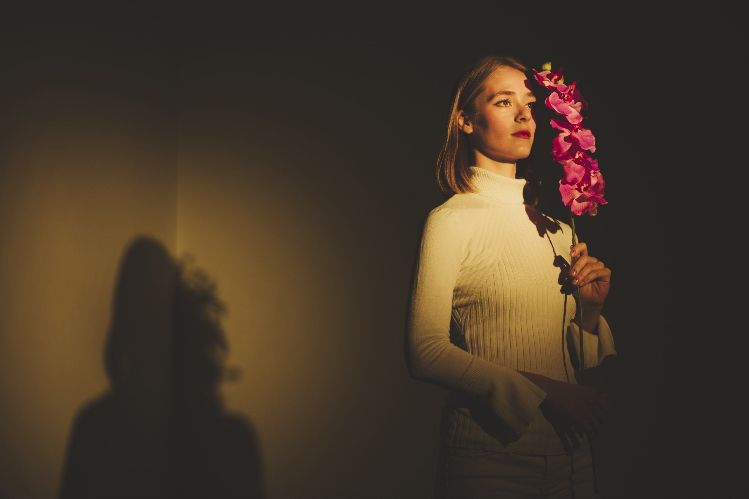 30 Caption Dark Feminine Bahasa Inggris dan Artinya untuk Instagram