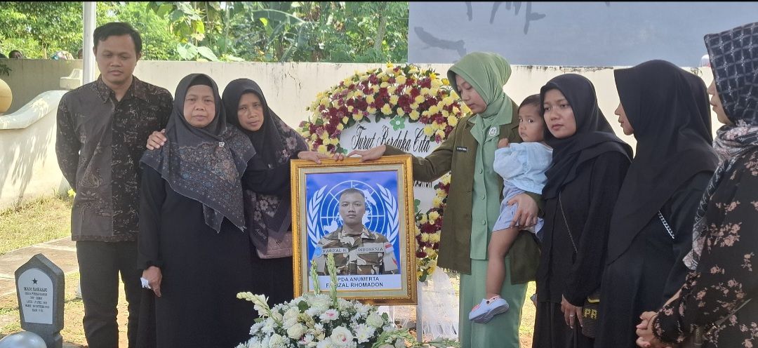 Duka Kulon Progo : Ratusan Warga Iringi Jenazah Kopda Farizal Rhomadhon, Istri Almarhum Terhanyut Suasana