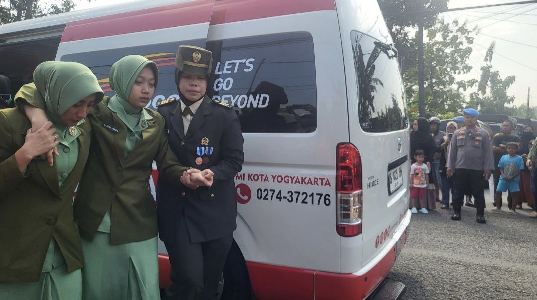 Duka Kulon Progo : Ratusan Warga Iringi Jenazah Kopda Farizal Rhomadhon, Istri Almarhum Terhanyut Suasana