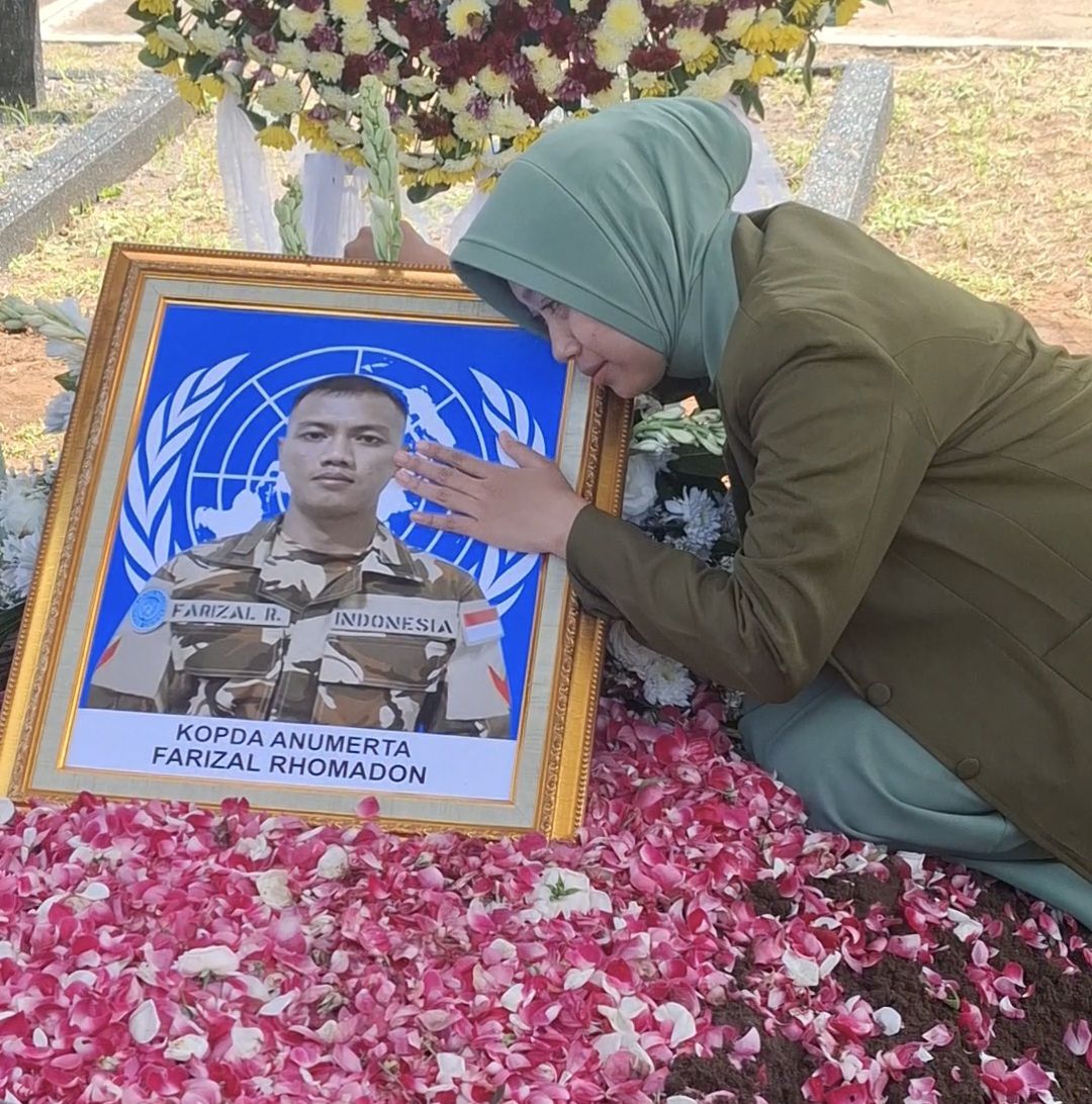Kopda Anumerta Farizal Dimakamkan di TMP Giripeni Kulon Progo Secara Militer, Istri Tak Kuasa Menahan Tangis