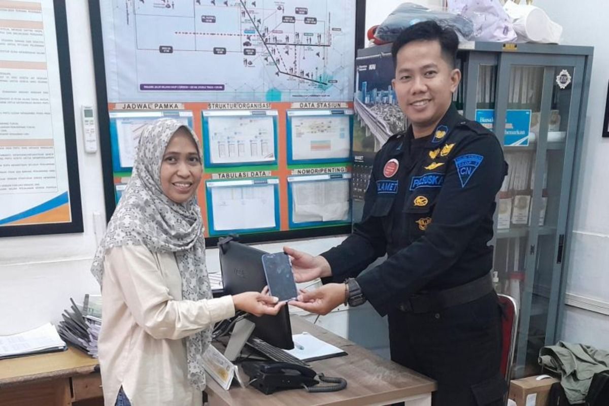 Barang Penumpang yang Ketinggalan di Kereta Dikembalikan, Total Mencapai Rp106 Juta