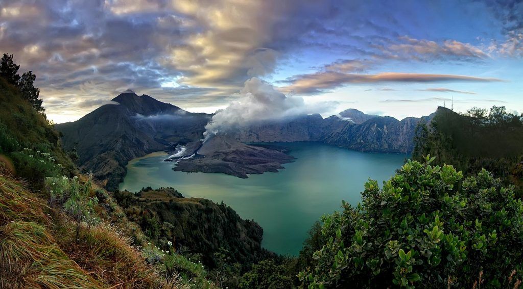 Indahnya Gunung Rinjani, Surga Dunia yang Bikin Turis Mancanegara Terpesona