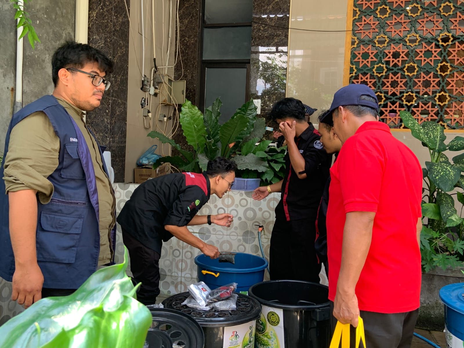 Unik Tapi Nyata, Dosen UMY dan UAD Ini Ubah Air Wudhu Jadi Nutrisi Tanaman dan Ikan Kepada Warga di Sleman