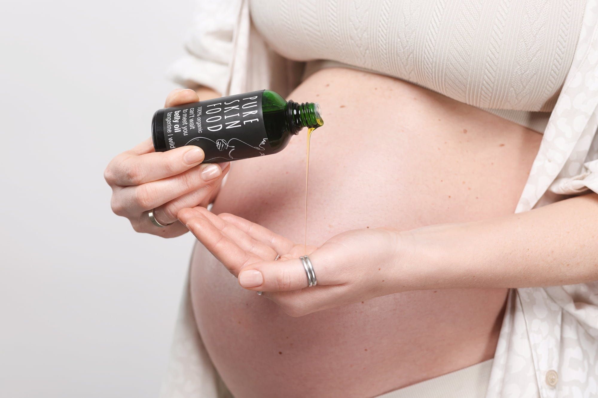 5 Manfaat Belly Oil, Minyak Perut yang Rutin Dipakai Alyssa Daguise selama Hamil