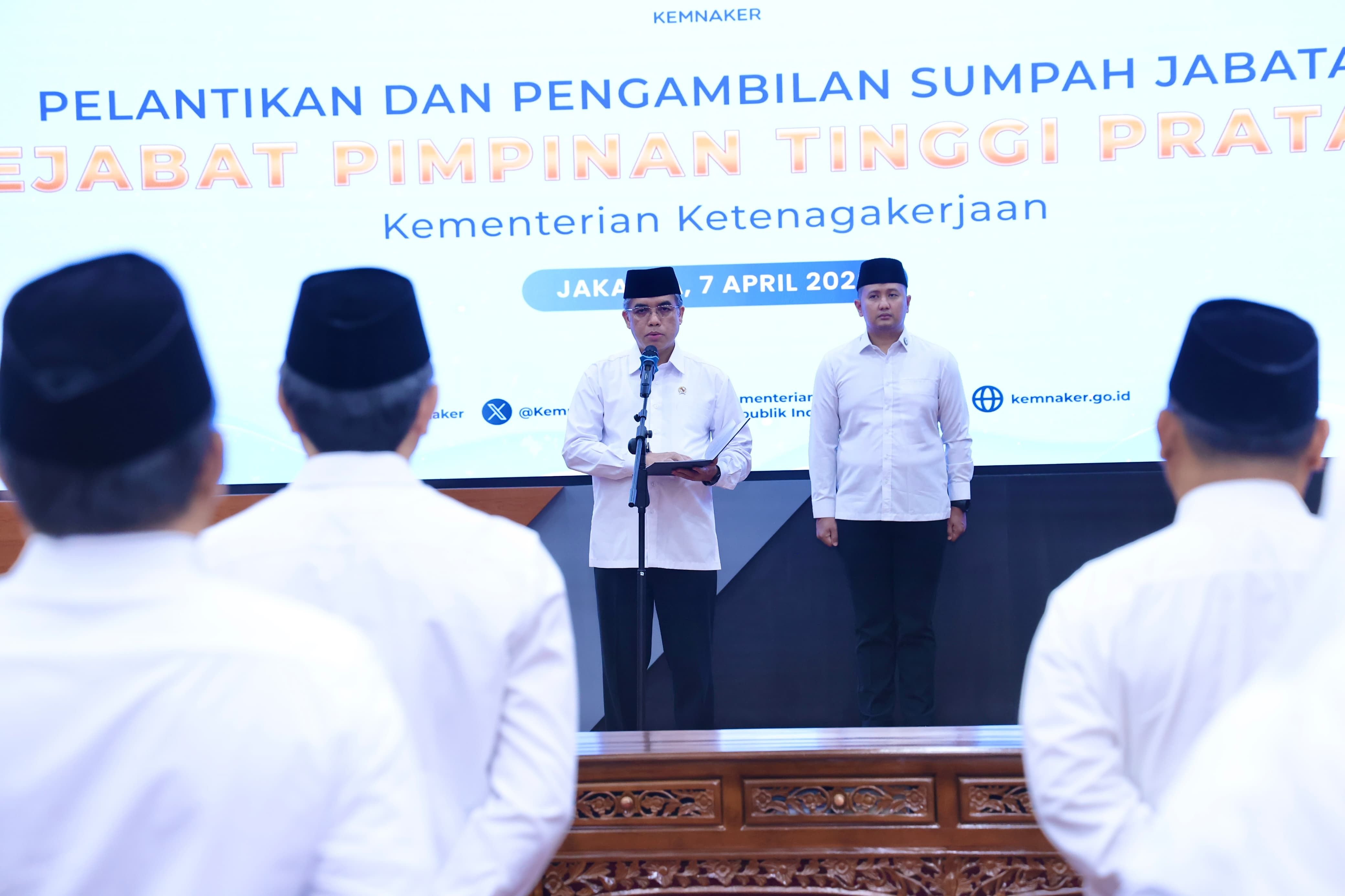Menaker Lantik 12 Pejabat, Tekankan Layanan Publik Harus Lebih Cepat dan Berdampak