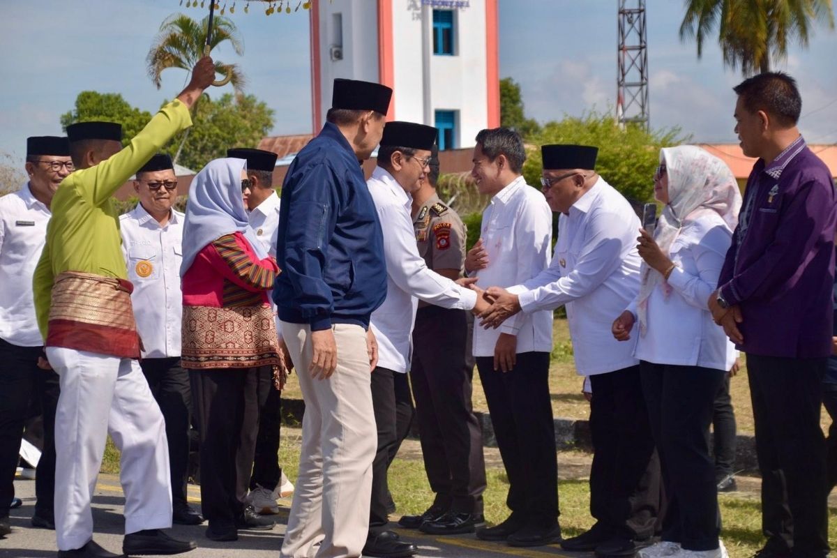 Wabup Gorontalo Sambut Wamen Transmigrasi di Bandara Djalaluddin