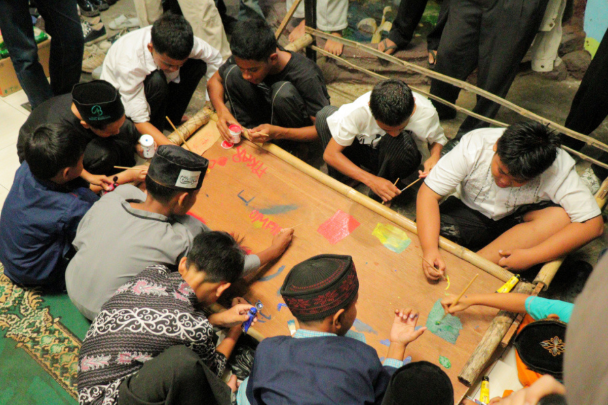 Mahasiswa UM Hadirkan Harapan Lewat Mural, Anak Panti Diajak Berani Bermimpi
