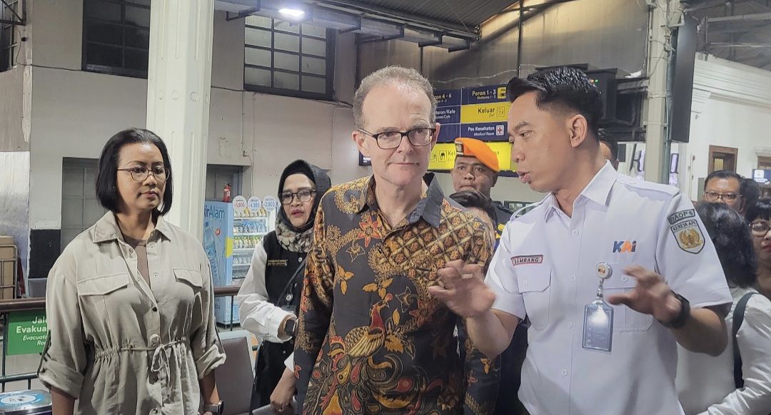 Kunjungi Stasiun Jogja, Dubes Inggris untuk RI Kenang Masa Belajar di Jogja Hingga Perkuat Kerjasama Transportasi Rendah Karbon