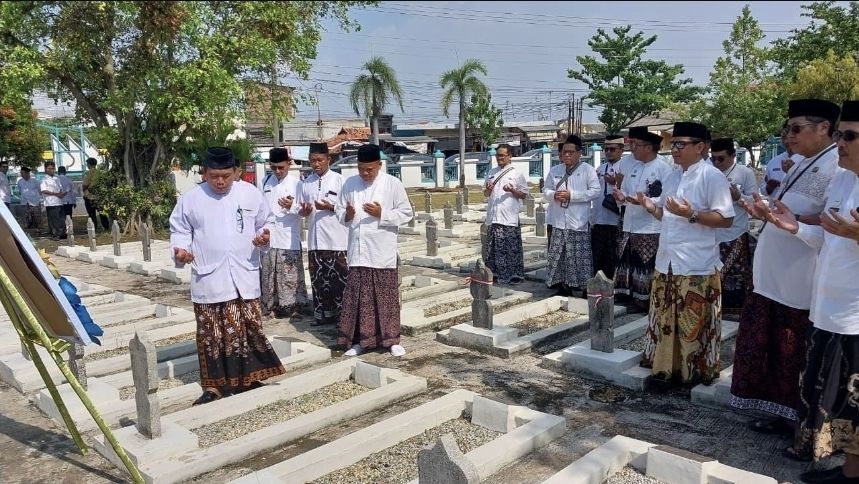 Wali Kota Aaf Bersama Ketua TP PKK dan Jajarannya Lakukan Ziarah Ke Makam Pemimpin Daerah Terdahulu